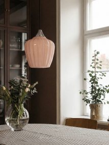 Amalfi Ø25 Abricot suspension De PR Home - Grâce à ses formes harmonieuses, Amalfi devient un élément central élégant, par exemple au-dessus d'une table à manger ou d'une table basse, ou encore dans une chambre, et s'accorde aussi bien avec les intérieurs classiques que modernes.