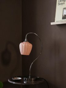 Amalfi 50cm Abricot lampe de table De PR Home - L'abat-jour en maille diffuse une lumi&egrave;re agr&eacute;able, faisant d'Amalfi une lampe de table d&eacute;corative id&eacute;ale pour une table d'appoint, un bureau ou une table de chevet.