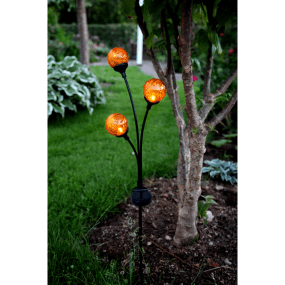 Trieste Ambre lampe solaire De Star Trading - Chaque sphère intègre une LED qui diffuse une lumière chaude et homogène dans tout le jardin.