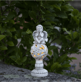 Angel Gris lampe solaire De Star Trading - La lumi&egrave;re int&eacute;gr&eacute;e diffuse une douce lueur blanche chaude, cr&eacute;ant une atmosph&egrave;re calme et accueillante au cr&eacute;puscule.