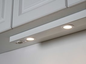 Emma 58cm Blanc De Llitt - Emma est une lampe de table &agrave; intensit&eacute; variable avec spots int&eacute;gr&eacute;s et prise de courant.