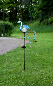 Peacock Polyvalent lampe solaire De Star Trading - Cette élégante décoration solaire en forme de cheval apportera une touche de couleur à votre jardin.