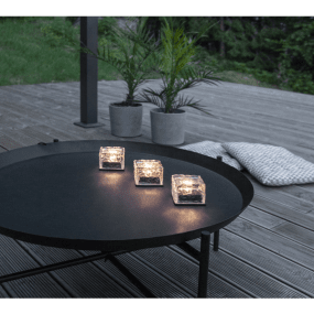 Icecube Pack De 3 Transparent lampe solaire De Star Trading - Ils se rechargent pendant la journ&eacute;e et s'allument automatiquement &agrave; la tomb&eacute;e de la nuit, diffusant une douce lumi&egrave;re blanche chaude.