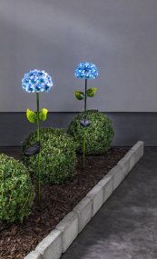 Hortensia Bleu lampe solaire De Star Trading - Fabriquée en métal aux nuances de bleu et de vert, cette décoration embellira vos massifs, pots ou allées de jardin.