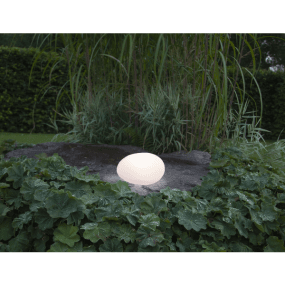 Globy 18cm Blanc lampe solaire De Star Trading - Elle diffuse une douce lumi&egrave;re blanche dans l'obscurit&eacute;, cr&eacute;ant une ambiance chaleureuse.