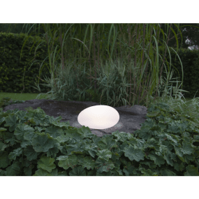 Globy 20cm Blanc lampe solaire De Star Trading - Elle diffuse une douce lumi&egrave;re blanche dans l'obscurit&eacute;, cr&eacute;ant une ambiance chaleureuse.