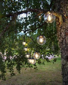Globe Noir lampe solaire De Star Trading - La boucle de cellules solaires Globe se compose de 8 boules en plastique PS transparent avec un câble de 30 cm de long entre elles.