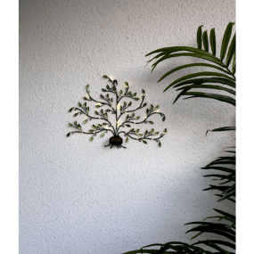 Tree of life Vert lampe solaire De Star Trading - De fins fils argent&eacute;s, agr&eacute;ment&eacute;s de petites LED en forme de gouttes de ros&eacute;e, entourent les branches et diffusent une douce lumi&egrave;re blanche chaude &agrave; la tomb&eacute;e de la nuit.