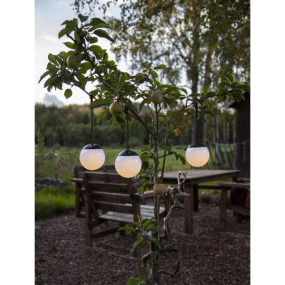 Globus Pack De 3 Blanc lampe solaire De Star Trading - Faciles &agrave; installer gr&acirc;ce &agrave; leur cha&icirc;nette de 13 cm et leur clip inclus, elles diffusent une lumi&egrave;re blanche chaude &agrave; la tomb&eacute;e de la nuit.