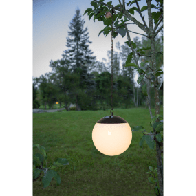 Globus Blanc lampe solaire De Star Trading - Globus est une &eacute;l&eacute;gante suspension solaire en polystyr&egrave;ne blanc, facile &agrave; installer gr&acirc;ce &agrave; sa cha&icirc;ne et son clip inclus.