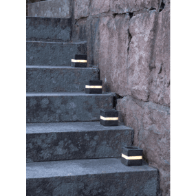 Stonecube Pack De 2 Gris lampe solaire De Star Trading - Fabriqu&eacute;es en polyr&eacute;sine avec une surface brun-gris fonc&eacute; imitant &agrave; la perfection la pierre, elles se rechargent pendant la journ&eacute;e et diffusent une douce lumi&egrave;re blanche chaude la nuit.