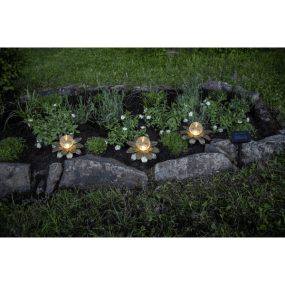 Lilly Pack De 3 Or lampe solaire De Star Trading - Le panneau solaire est reli&eacute; par un c&acirc;ble de 2&nbsp;m&egrave;tres, ce qui permet de placer facilement la guirlande en plein soleil pour une recharge optimale.