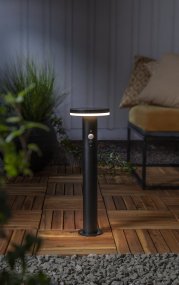 Valletta Noir lampe solaire De Star Trading - En appuyant sur&aring; une troisième fois Avec "ON" vous obtenez la fonction qui fournit 800 lumens pendant environ 45 secondes puis tombe à 60 lumens jusqu'à ce que le PIR soit activé.