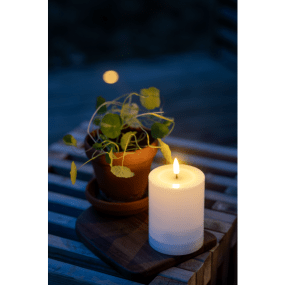 Flamme Saul 13cm Blanc lampe solaire De Star Trading - La bougie solaire Saul Flame est une bougie en plastique blanc, id&eacute;ale pour les lanternes ou comme &eacute;l&eacute;ment de d&eacute;coration, par exemple sur une terrasse ou un balcon.