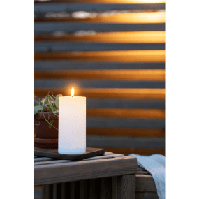 Flamme Saul 18cm Blanc lampe solaire De Star Trading - La bougie solaire Saul Flame est une bougie en plastique blanc, id&eacute;ale pour les lanternes ou comme &eacute;l&eacute;ment de d&eacute;coration, par exemple sur une terrasse ou un balcon.