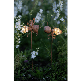 Oxida Pack De 2 Rouiller lampe solaire De Star Trading - Ces b&acirc;tonnets d&eacute;coratifs oxyd&eacute;s, vendus par deux en m&eacute;tal couleur rouille et repr&eacute;sentant une fourmi et une mouche, apportent une touche charmante et ludique &agrave; n'importe quelle pi&egrave;ce.