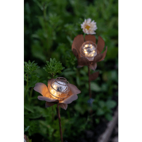 Oxida Flower Pack De 2 Rouiller lampe solaire De Star Trading - Parfaits pour les pots et les massifs de fleurs, ils attirent le regard de jour comme de nuit.