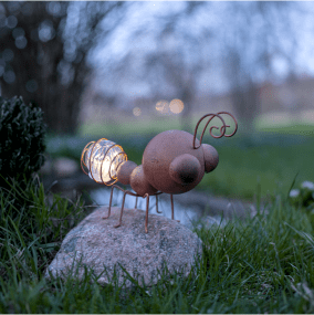 Oxida Rouiller lampe solaire De Star Trading - La lampe solaire Oxida Myra est id&eacute;ale comme d&eacute;coration dans un pot de fleurs ou un parterre de fleurs et est tout aussi belle allum&eacute;e qu'&eacute;teinte.