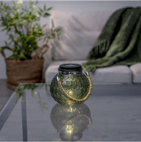 Dotte Vert lampe solaire De Star Trading - Dotte est une lanterne solaire décorative en verre vert avec une surface en forme de bouton et une poignée en corde.