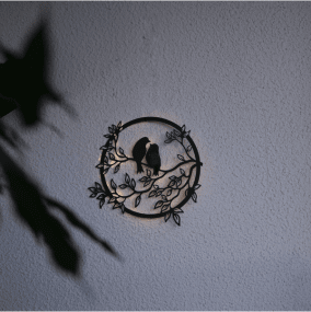 Love Birds Noir lampe solaire De Star Trading - Le modèle est conçu comme une silhouette avec des oiseaux et des branches et constitue une belle décoration aussi bien pendant la journée que dans l'obscurité, lorsqu'il brille de gouttes de rosée blanches et chaudes.