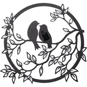 Love Birds Noir lampe solaire De Star Trading - Le modèle est conçu comme une silhouette avec des oiseaux et des branches et constitue une belle décoration aussi bien pendant la journée que dans l'obscurité, lorsqu'il brille de gouttes de rosée blanches et chaudes.