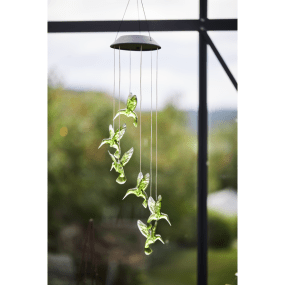 Kolibri Vert lampe solaire De Star Trading - Sa structure suspendue apporte vie et mouvement, cr&eacute;ant une ambiance chaleureuse de jour comme de nuit.