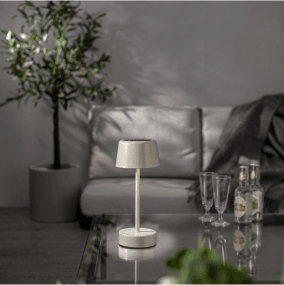 Solei Beige lampe solaire De Star Trading - La lampe est partiellement chargée par le soleil, mais peut également être chargée avec le câble USB fourni.