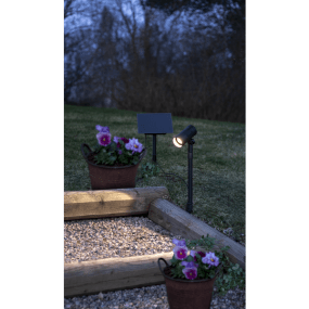 Powerspot Noir lampe solaire De Star Trading - Ce projecteur solaire offre une lumière blanche chaude au crépuscule, avec une intensité de 250 lumens pendant environ 4 heures, ou de 125 lumens pendant environ 8 heures lorsque le panneau solaire est chargé de manière optimale (6 heures en plein soleil).