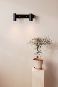 Hubble Noir lampe de lecture De Globen Lighting - L'applique murale Hubble est une applique murale moderne dotée de deux abat-jour tubulaires en métal strié.