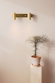 Hubble Laiton brossé lampe de lecture De Globen Lighting - L'applique murale Hubble est une applique murale moderne dotée de deux abat-jour tubulaires en métal strié.