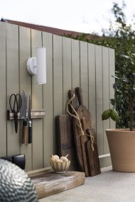 Hubble Blanc lampe d’extérieur De Globen Lighting - Hubble est une applique murale blanche et &eacute;l&eacute;gante qui diffuse la lumi&egrave;re vers le haut et vers le bas, cr&eacute;ant un magnifique jeu de lumi&egrave;re sur le mur.