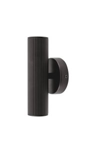 Hubble Noir lampe d’extérieur De Globen Lighting - Hubble est une applique murale noire &eacute;l&eacute;gante qui diffuse la lumi&egrave;re vers le haut et vers le bas, cr&eacute;ant un magnifique jeu de lumi&egrave;re sur le mur.