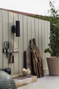 Hubble Noir lampe d’extérieur De Globen Lighting - Hubble est une applique murale noire &eacute;l&eacute;gante qui diffuse la lumi&egrave;re vers le haut et vers le bas, cr&eacute;ant un magnifique jeu de lumi&egrave;re sur le mur.