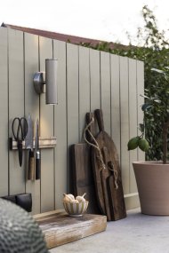 Hubble Acier brossé lampe d’extérieur De Globen Lighting - Hubble est une applique murale &eacute;l&eacute;gante en acier bross&eacute; qui diffuse la lumi&egrave;re vers le haut et vers le bas, cr&eacute;ant un magnifique jeu de lumi&egrave;re sur le mur.