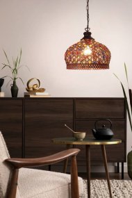 Jadida Ø33 Cuivre antique suspension De Eglo - Ce type d'éclairage peut créer un jeu de lumière chaleureux et invitant grâce à ses détails colorés, ce qui le rend parfait pour créer une atmosphère chaleureuse dans les salons, les salles à manger ou d'autres espaces communs où vous souhaitez un éclairage à la fois décoratif et fonctionnel.