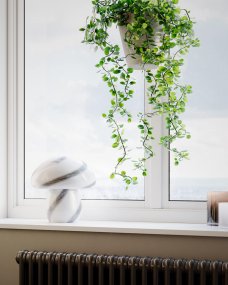 Mira Mushroom 30cm Blanc/noir lampe de table De By Rydéns - La lampe n'est pas seulement une source de lumière fonctionnelle mais aussi un détail artistique qui met en valeur votre intérieur avec son design inspiré de la nature et sa qualité artisanale.