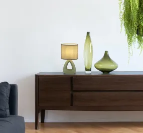 Triangle 30cm Vert lampe de table De Globo Lighting - Den triangelformade basen med ett stilrent utskuret h&aring;l ger ett modernt intryck, medan den ovala textilsk&auml;rmen i mjuk ljusgr&ouml;n f&auml;rg sprider ett behagligt och j&auml;mnt ljus.