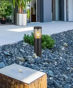 Xeloo 50cm Noir bornes De Globo Lighting - Tillverkad i rostfritt st&aring;l med en r&ouml;kf&auml;rgad plastsk&auml;rm ger den ett mjukt och behagligt ljus.