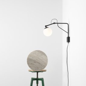 Soho 50cm Noir applique murale De Artera - La lampe est dotée d'un élégant cadre en métal noir mat et d'un globe opale qui émet une lumière douce et chaleureuse, créant une atmosphère accueillante dans n'importe quelle pièce.