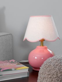 Nell 34cm Rose lampe de table De PR Home - Cr&eacute;ez une ambiance chaleureuse et accueillante dans votre int&eacute;rieur avec cette &eacute;l&eacute;gante lampe de table en c&eacute;ramique.