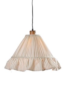 Estrid Ø40 Beige suspension De PR Home - Son abat-jour, recouvert de tissu ray&eacute;, pr&eacute;sente une forme l&eacute;g&egrave;rement conique et est orn&eacute; d'un g&eacute;n&eacute;reux volant &agrave; sa base.