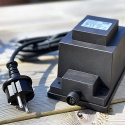 Transformateur 105w Noir De Lightson - Le transformateur est doté d'une prise à connexion rapide de 12 volts à une extrémité et d'un câble de 2 mètres de long avec une fiche à l'autre extrémité que vous branchez sur une prise standard.