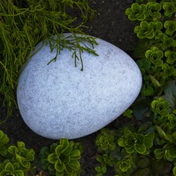 Stone Gris De Lightson - Le jour, Stone ressemble &agrave; de la vraie pierre avec sa surface tachet&eacute;e, et la nuit, elle a une lueur blanche chaude qui se r&eacute;pand magnifiquement dans les environs.