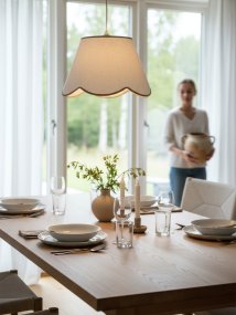 Nell Ø35 Beige suspension De PR Home - Sa texture douce et son bord inf&eacute;rieur ondul&eacute; lui conf&egrave;rent une allure &eacute;l&eacute;gante et harmonieuse, la rendant id&eacute;ale pour les int&eacute;rieurs contemporains comme traditionnels.