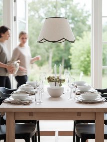 Nell Ø35 Beige/vert suspension De PR Home - Sa texture douce et son liser&eacute; inf&eacute;rieur vert fonc&eacute; ondul&eacute; lui conf&egrave;rent une allure &eacute;l&eacute;gante et harmonieuse, la rendant id&eacute;ale pour les int&eacute;rieurs contemporains comme traditionnels.