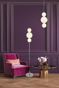 Snowball Chrome lampadaire De Searchlight - Snowball est un lampadaire qui se démarque vraiment – avec ses abat-jour ronds en verre opale et une touche de chrome, il a une expression douce, presque tactile, qui manque à de nombreuses autres lampes.