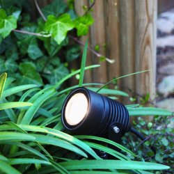 Nova Noir De Lightson - Avec Nova, vous pouvez régler l'intensité lumineuse et la température de la lumière (de la lumière froide à la lumière chaude) en fonction de vos besoins.