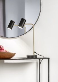 Marley 45cm Laiton mat lampe de bureau De Trio Lighting - La lampe de table minimaliste MARLEY met des accents d'éclairage atmosphériques avec ses lignes claires et son design élégant.