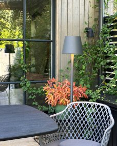 Sofy Gris foncé De Lightson - Avec sa forme &eacute;l&eacute;gante et sa lumi&egrave;re blanche chaude et douce, Sofy devient une source de lumi&egrave;re naturelle id&eacute;ale pour les salons de jardin, les terrasses ou les pergolas.