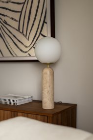 Torrano 53cm Travertin beige lampe de table De Globen Lighting - La pierre est un matériau naturel, et la couleur et les nuances de son marbrure varient, créant un motif unique pour chaque pièce.
